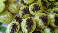 Yang paling favorit kue cubit green tea. Diberi topping keju atau oreo sama enaknya. Foto : Instagram @doyancake2