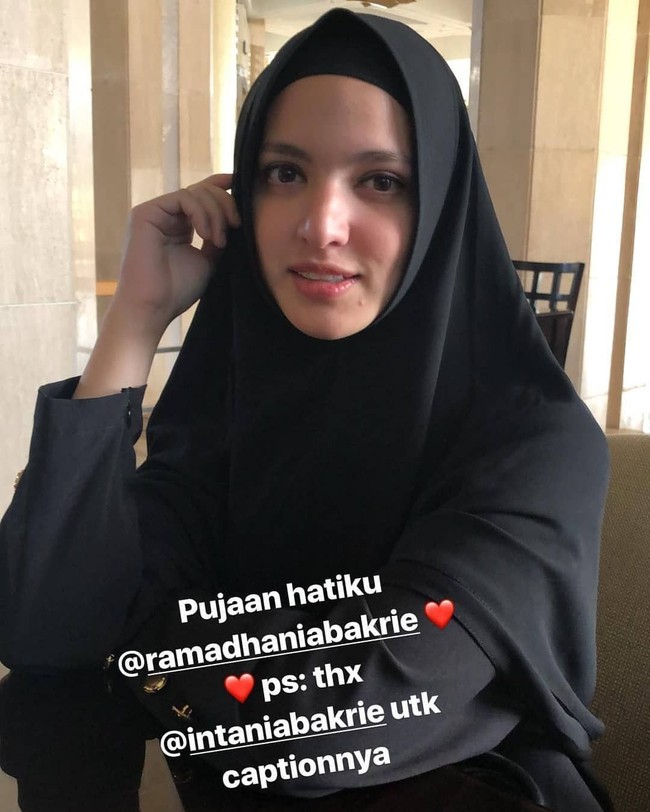 Tampil dengan kerudung yang lebih panjang saat di Jeddah, potret Nia Ramadhani ini diunggah oleh sang suami Ardi Bakrie. Ardi pun menyebut sosok Nia sebagai ‘pujaan hatiku.’ Foto: Instagram