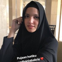 Tampil dengan kerudung yang lebih panjang saat di Jeddah, potret Nia Ramadhani ini diunggah oleh sang suami Ardi Bakrie. Ardi pun menyebut sosok Nia sebagai ‘pujaan hatiku.’ Foto: Instagram
