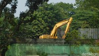 Sekitar 3 truk tronton membawa beton konstruksi ke area proyek rumah DP Rp 0 di Pondok Kelapa Jakarta Timur, pada Rabu malam, (15/8/2018). Pantauan detikFinance di sekitar lokasi yang juga bersebelahan dengan TPU Pondok Kelapa, Kamis (16/8/2018), pasca datangnya beton-beton untuk tiang pancang, pagi ini sudah tampak aktivitas pekerjaan proyek.