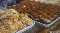 Roti Unyil Venus sangat populer di Bogor sebagai salah satu incaran oleh-oleh. Bakery yang menjual roti berukuran mungil ini sudah ada sejak 1992. Pilihannya ada dengan varian keju, jagung manis, sosis, cokelat keju, dan lainnya. Foto: Shinta Angriyana/detikTravel
