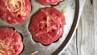 Kalau ini kue cubit red velvet diberi topping keju, mau yang setengah matang atau yang kering? Nyam! Foto : Instagram @cynthiahali