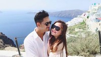 Foto: Semua pasangan pasti memimpikan berbulan madu di tempat yang romantis. Salah satunya adalah ke Santorini, Yunani. Begitu juga Tasya Kamila dan suaminya Randi Bachtiar. (randibachtiar/Instagram)