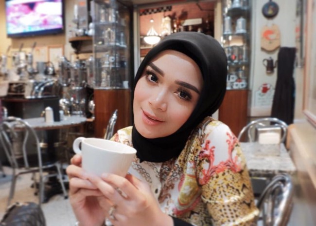 Menghadapi cuaca yang sedang panas, ada baiknya memilih busana yang lebih simpel. Hindari layering atau outerwear berlebihan. Foto: Instagram/Shezaidris