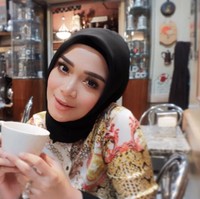 Menghadapi cuaca yang sedang panas, ada baiknya memilih busana yang lebih simpel. Hindari layering atau outerwear berlebihan. Foto: Instagram/Shezaidris