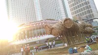 Panas dan kondisi cuaca membuat bambu tersebut diprediksi hanya bertahan 6 bulan, namun ternyata instalasi bambu itu dipertahankan hingga 11 bulan. Hanif Hawari/detikHOT