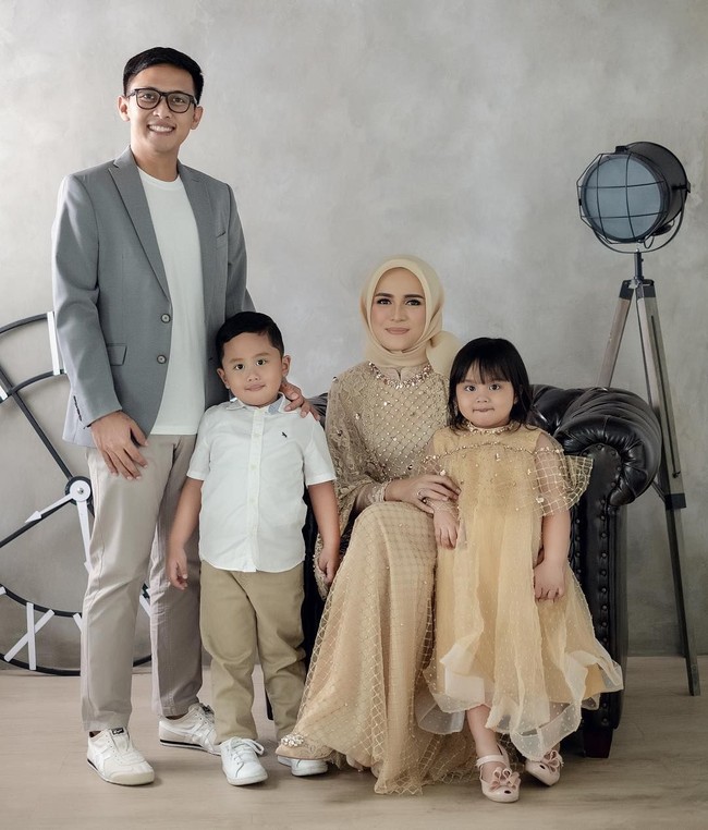 Brand dan desainer busana muslim yang sering ia pakai adalah koleksi dari Ria Miranda dan KAMI. Kedua brand tersebut sesuai dengan karakter gaya Analisa yang lembut. Foto: Instagram/analisawidyaningrum