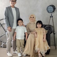 Brand dan desainer busana muslim yang sering ia pakai adalah koleksi dari Ria Miranda dan KAMI. Kedua brand tersebut sesuai dengan karakter gaya Analisa yang lembut. Foto: Instagram/analisawidyaningrum