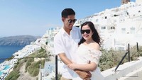 Foto: Tasya dan Randi sedang mengabadikan momen mereka di Imerovigli, sebuah desa yang ada di sebelah utara Fira. Desa ini dikenal dengan sunsetnya yang menawan. (randibachtiar/Instagram)