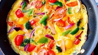 Sayuran yang ada di kulkas seperti tomat, bawang, daun bawang bisa ditaburkan dalam omelet agar nutrisinya lebih komplet. Foto: Instagram@dooneyskitchen