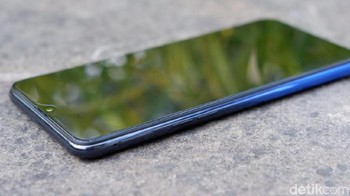 Sisi kiri terdapat tombol volume dan slot SIM Card. (Foto: detikINET/Adi Fida Rahman)