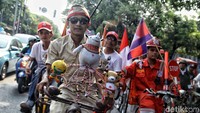 Beberapa peserta juga memamerkan atribut khas Asian Games.