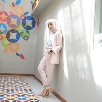 Analisa Widyaningrum, psikolog berhijab asal Yogyakarta memiliki paras manis dan gaya yang modis. Ibu dua anak ini selalu tampil mengenakan busana bernuansa feminin. Foto: Instagram/analisawidyaningrum