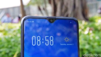 Notch F9 dibuat seperti tetesan air. Di dalamnya terdapat kamera berukuran 25 MP. (Foto: detikINET/Adi Fida Rahman)