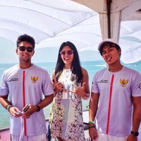 Gaya Aero dengan kaus seragam tim jetski Indonesia berlambang burung garuda. Aero tampak makin gagah ya! (Foto: Instagram/@aeroaswar)