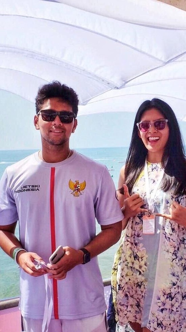 Gaya Aero dengan kaus seragam tim jetski Indonesia berlambang burung garuda. Aero tampak makin gagah ya! (Foto: Instagram/@aeroaswar)