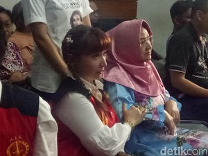 Ibunda Datang, Roro Fitria Terlihat Semringah