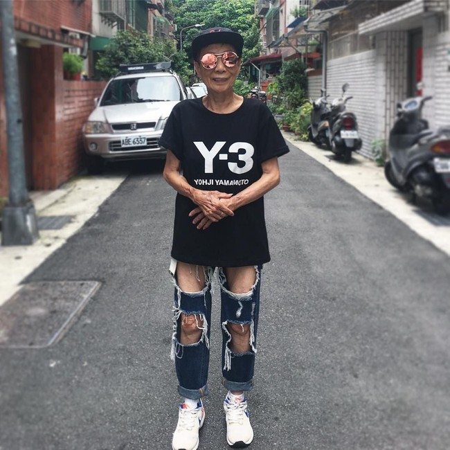 Kali ini ia memakai kaus dari brand Y3 dengan celana jeans robek. Nenek yang sudah keriput di sana-sini itu tampaknya menolak tampil seperti nenek-nenek lainnya.  Foto: Instagram ( moonlin0106)