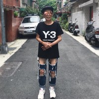 Kali ini ia memakai kaus dari brand Y3 dengan celana jeans robek. Nenek yang sudah keriput di sana-sini itu tampaknya menolak tampil seperti nenek-nenek lainnya.  Foto: Instagram ( moonlin0106)