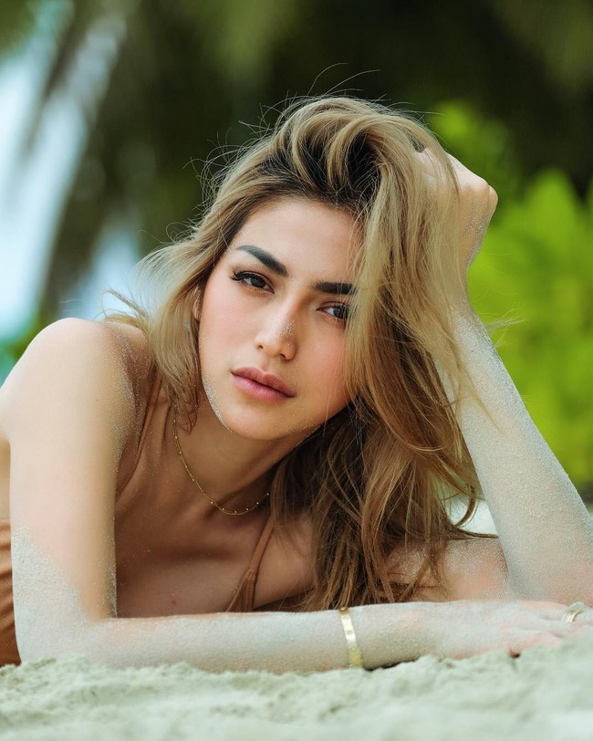 Sejak beberapa waktu lalu, Jessica Iskandar mengubah warna rambutnya menjadi pirang. Penampilannya artis yang akrab disapa Jedar itu pun semakin mempesona.  Foto: Instagram (Inijedar)