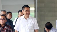 Fayakhun hadir dengan menggunakan kemeja lengan pendek berwarna putih dan celana bahan berwarna hitam beserta ikat pinggang dan sepatu berwarna senada di Pengadilan Tindak Pidana Korupsi (Tipikor), Jakarta, Kamis (16/8/2018).