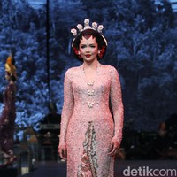Fashion show koleksi  terbaru dari Vera Anggraini atau lebih dikenal dengan nama Vera Kebaya yang mengusung tema Merajut nusantara berlangsung di Ballroom Raffles Hotel, Jakarta, Rabu [15/8/2018]. Foto: Mohammad Abduh/Wolipop