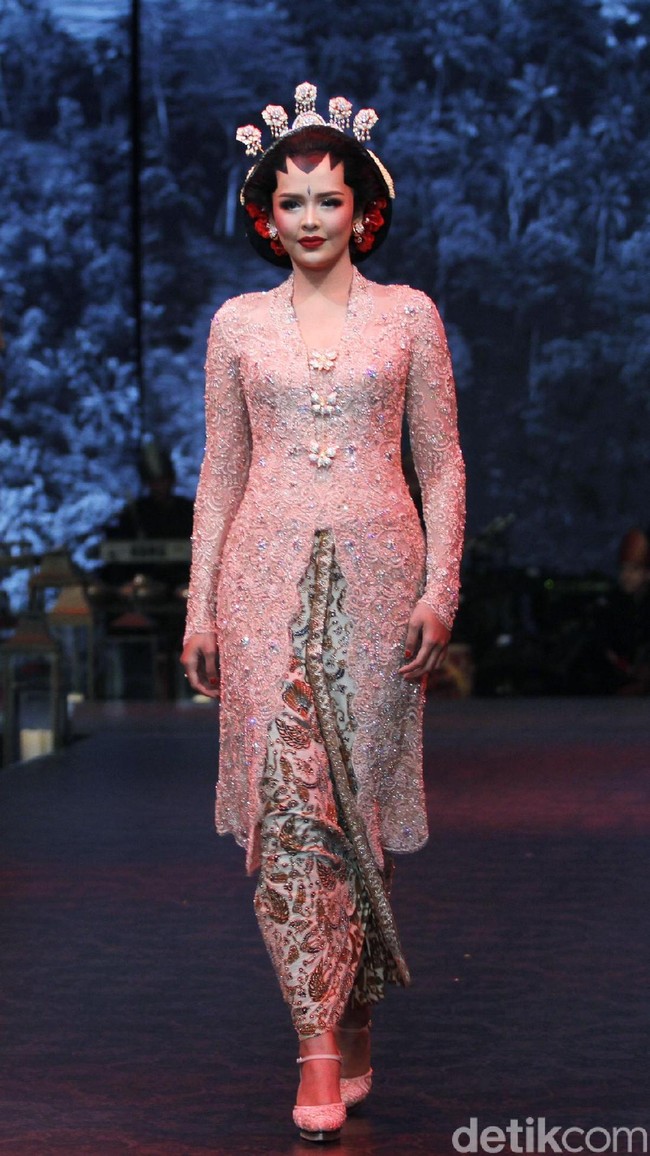 Fashion show koleksi  terbaru dari Vera Anggraini atau lebih dikenal dengan nama Vera Kebaya yang mengusung tema Merajut nusantara berlangsung di Ballroom Raffles Hotel, Jakarta, Rabu [15/8/2018]. Foto: Mohammad Abduh/Wolipop