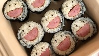 Kimbap yang satu ini justru dibuat simpel. Hanya berisi potongan sosis dan diberi biji wijen hitam. Sehingga tampak seperti emotikon yang sedang tersenyum. Foto: jennys_apron