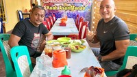 Mengunjungi Kupang, NTT. De Gadjah menyempatkan waktu untuk makan siang dengan Kuah Asam Ikan Tenau yang khas, dan legendaris. Foto: Instagram @de_gadjah