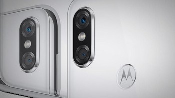 Untuk kebutuhan fotografi, tersemat kamera berukuran 16 MP dan 5 MP di bagian belakang.  Foto: Motorola