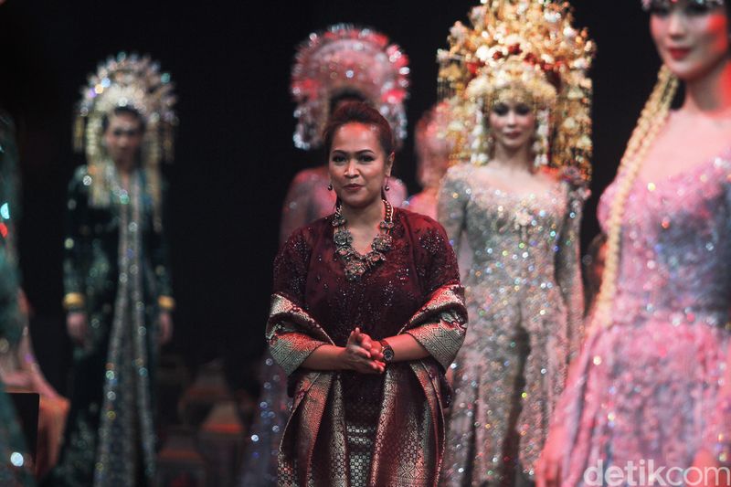 Koleksi kebaya desainer Vera Anggraini di Raffles Hotel