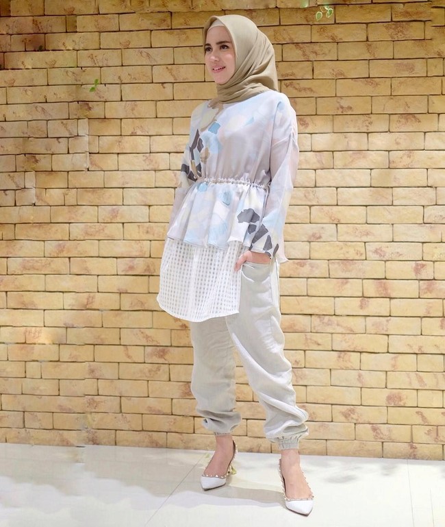 Ditemui beberapa waktu lalu di acara Wardah Inspiring Movement yang bertempat di Bunga Rampai, Jakarta Pusat, Ana mengajak masyarakat untuk lebih peduli sesama khususnya dalam bidang pendidika, kesehatan, lingkungan, dan pemberdayaan wanita. Foto: Instagram/analisawidyaningrum