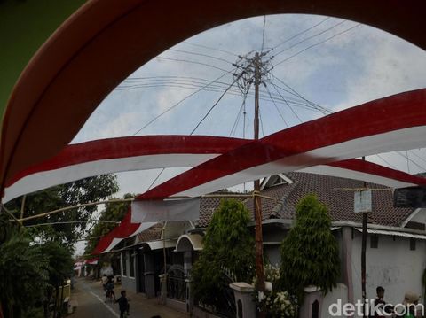 Keren! Saat Merah Putih Memayungi Seluruh Jalanan Kampung Tokyo