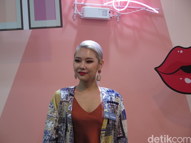 Aku pikir tren berkaitan dengan gaya hidup. Jadi di Korea sekarang sedang tren hidup yang simpel dan minimalis. Tren makeup juga demikian, menggunakan makeup yang lebih sedikit. Tapi untukku, sepertinya tidak bisa menggunakan makeup lebih sedikit, tutur wanita yang menyukai tampilan smokey eyes tersebut. Foto: Rahmi Anjani/Wolipop