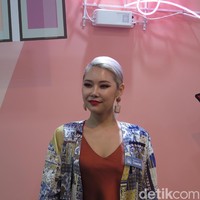Aku pikir tren berkaitan dengan gaya hidup. Jadi di Korea sekarang sedang tren hidup yang simpel dan minimalis. Tren makeup juga demikian, menggunakan makeup yang lebih sedikit. Tapi untukku, sepertinya tidak bisa menggunakan makeup lebih sedikit, tutur wanita yang menyukai tampilan smokey eyes tersebut. Foto: Rahmi Anjani/Wolipop