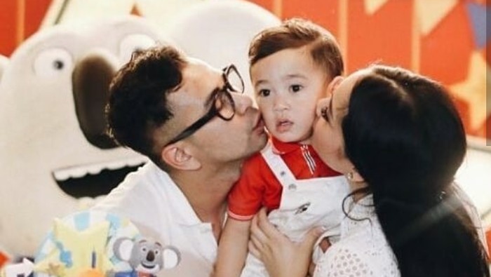 Raffi Ahmad hijrah, salah satu alasannya ingin jadi figur yang baik bagi Rafathar. Foto: Instagram Raffi Ahmad hijrah, salah satu alasannya ingin jadi figur yang baik bagi Rafathar. Foto: Instagram