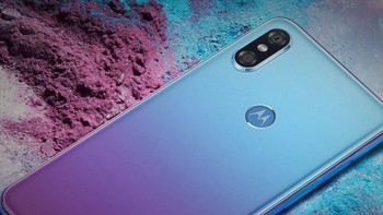 Yang membedakan mungkin warnanya dengan model gradasi, mirip dengan Huawei P20. Foto: Motorola