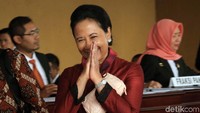 Menteri BUMN Rini Soemarno menyapa wartawan.