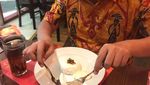 Gaya Nyeleneh Habiburokhman, Makan Pake 2 Sendok Hingga Makan Nasi Pake Kerupuk