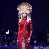 Fashion show koleksi  terbaru dari Vera Anggraini atau lebih dikenal dengan nama Vera Kebaya yang mengusung tema Merajut nusantara berlangsung di Ballroom Raffles Hotel, Jakarta, Rabu [15/8/2018]. Foto: Mohammad Abduh/Wolipop