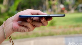 Bobot F9 terasa lebih ringan. (Foto: detikINET/Adi Fida Rahman)