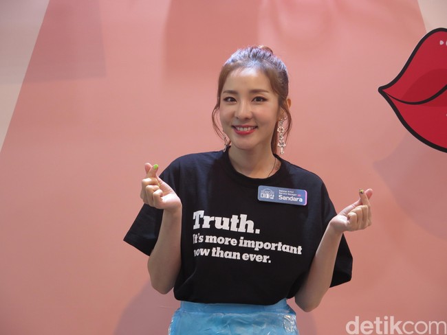 Tren berubah setiap tahunnya tapi aku pikir ada dua hal yang selalu digemari, pertama untuk musim semi dan panas yakni menggunakan warna ringan. Dan untuk musim gugur dan dingin gunakan warna aksen misalnya rose. Keduanya sudah cukup bagus, kata mantan personel 2NE1 itu. Foto: Rahmi Anjani/Wolipop