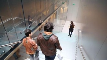 Pengunjung menuju toko di bawah dengan menuruni tangga artistik yang juga terbuat dari kaca. Foto: Apple Store Istanbul