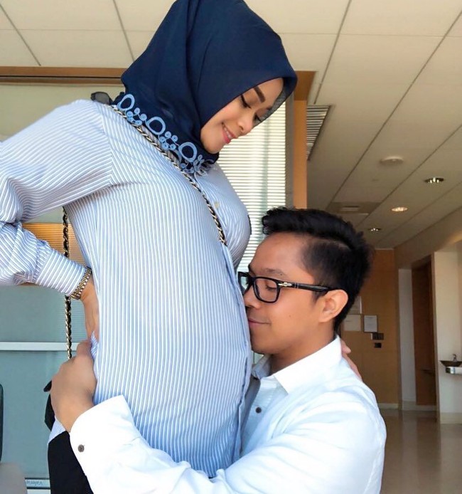 Setelah menikah pada Agustus 2017 lalu, Sheza tinggal bersama sang suami Surya Ibrahim di Boston. Kini ia sedang mengandung anak pertamanya. Foto: Instagram/Shezaidris