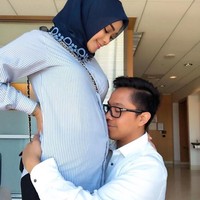 Setelah menikah pada Agustus 2017 lalu, Sheza tinggal bersama sang suami Surya Ibrahim di Boston. Kini ia sedang mengandung anak pertamanya. Foto: Instagram/Shezaidris