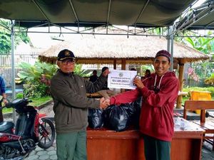 KLHK Serahkan Bantuan untuk Korban Gempa Lombok
