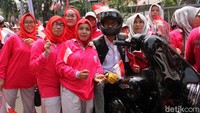 Emak-emak kelurahan Tanah Sereal saat antusias akan kedatangan komunitas Moge yang tiba di acara pawai obor Asian Games 2018, Kamis (16/8/2018).