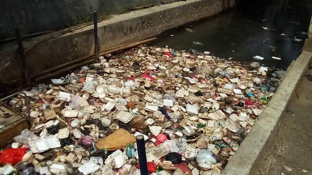 Penampakan tumpukan sampah di kali di komplek Balai Kota Depok