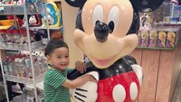 Pada 2019, Rafathar juga menjajal dunia tarik suara lewat single Cinta Mama Papa. Foto: INstagram