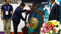 Wakil Presiden Jusuf Kalla memukul gong sebagai tanda diresmikannya International Broadcast Center (IBC) di JCC Senayan, Jakarta, Kamis (16/8/2018).